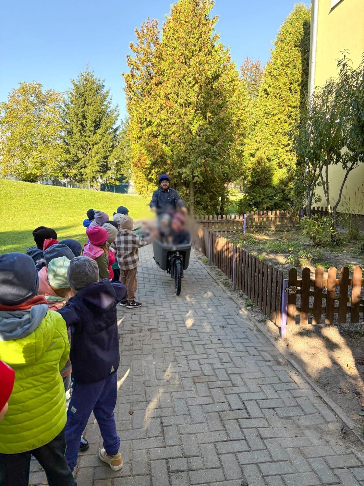 Dzieci uczestniczące w warsztatach Rowerowego Przedszkola w Świdniku podczas nauki o bezpiecznym i ekologicznym transporcie na rowerze cargo.